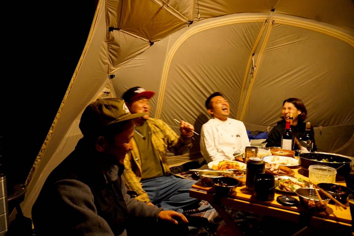 夜のテントで楽しく談笑