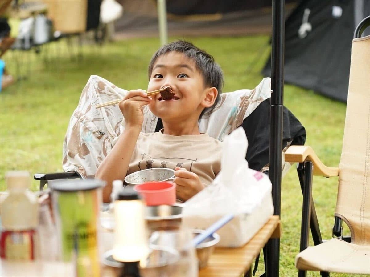 こどもが食事をする様子